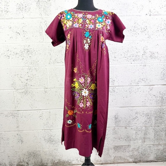 Vintage 70s Floral Embroidered Shift Dress Short Sleeve Knee Length Pink Boho - Picture 3 of 12